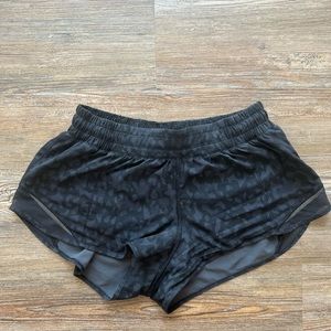 EUC Lululemon Hotty Hot short size 6 - 2.5 inseam